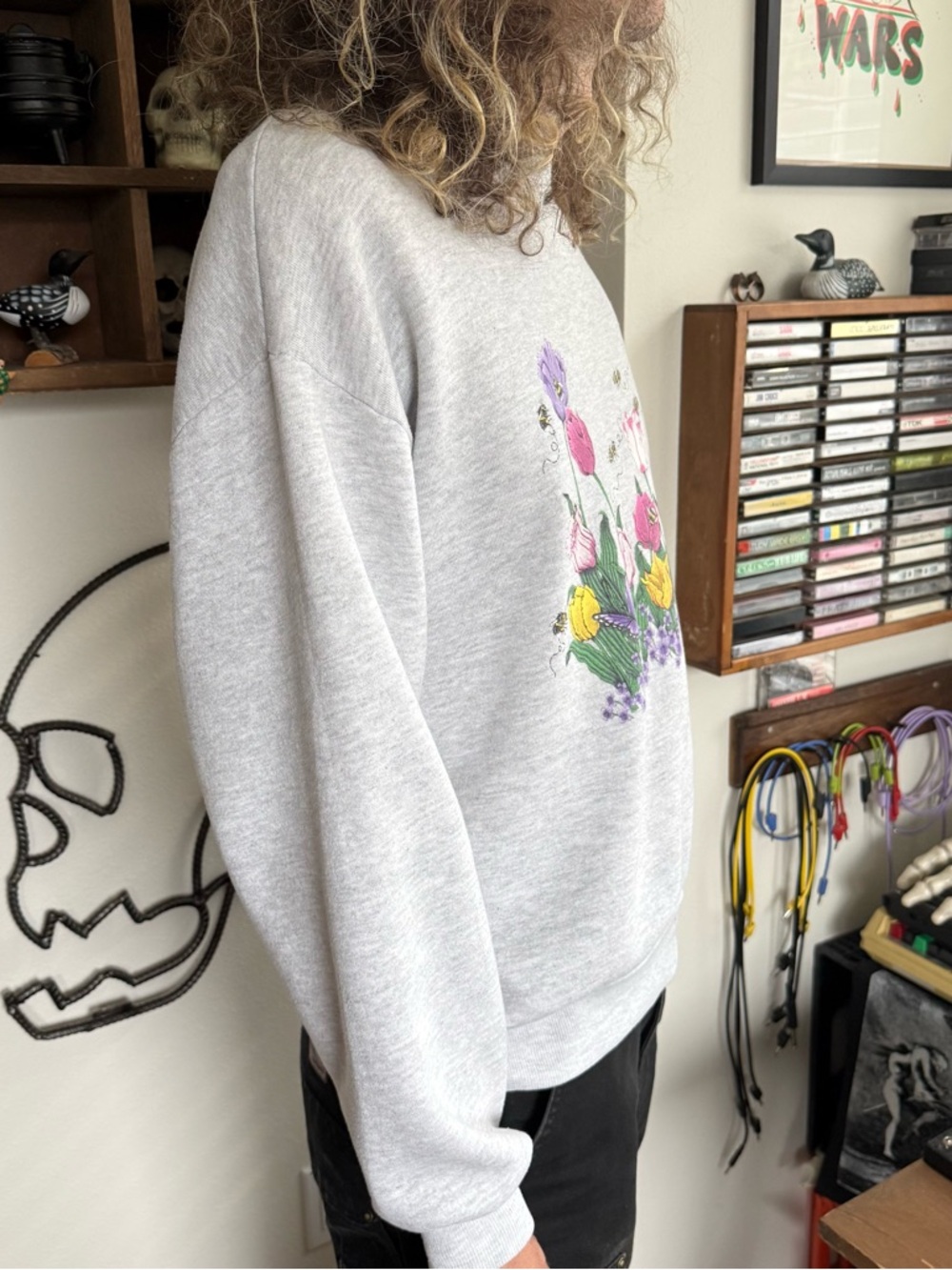 Vintage 90s Spring Flowers and Bees Heather Gray Cottage Sweatshirt ~ Size Large - Picture 3 of 7